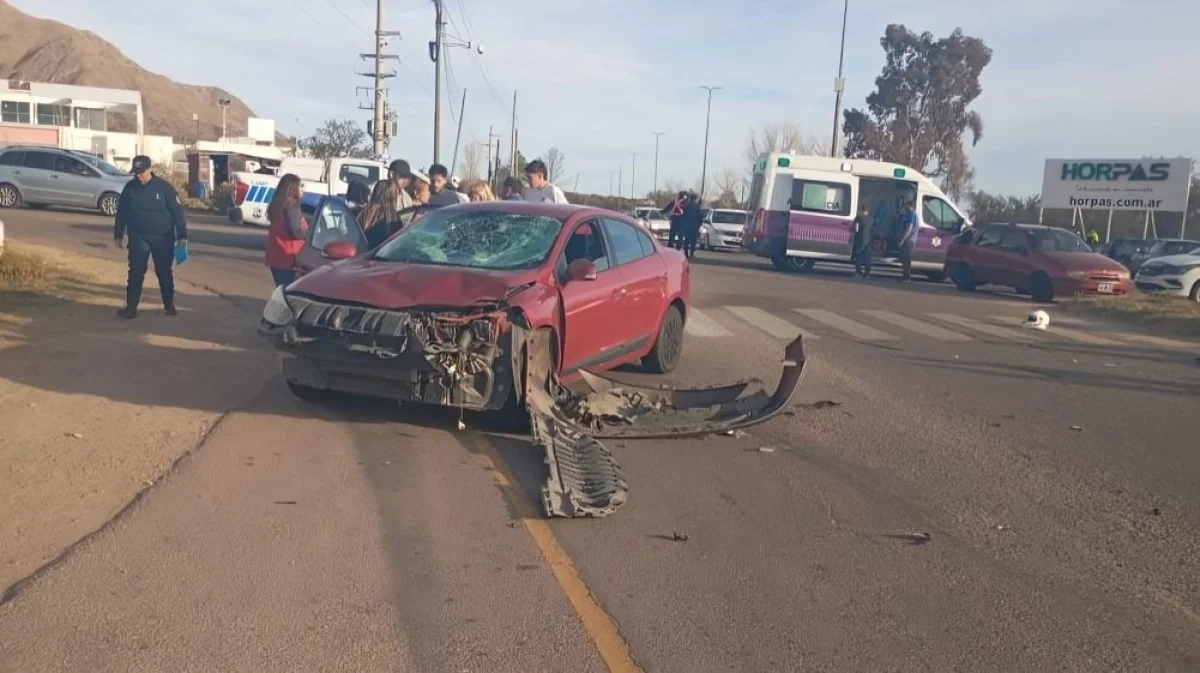 Tres heridas en un choque entre auto y moto en la Autopista 25 de Mayo ...