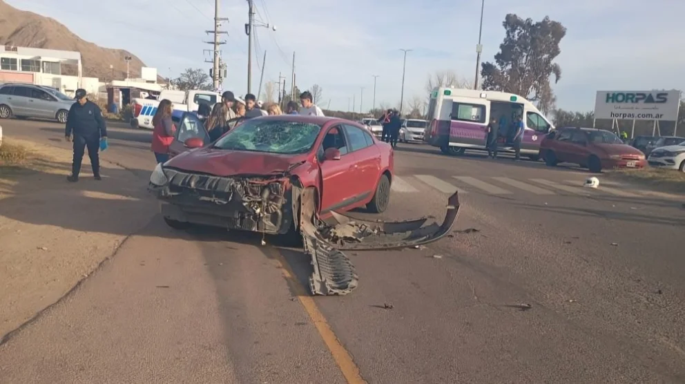 Tres heridas en un choque entre auto y moto en la Autopista 25 de Mayo ...