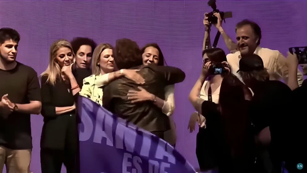 Mónica Becerra en el cierre de campaña junto a Javier Milei.


