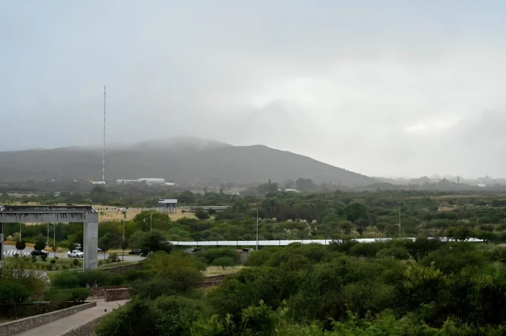 Si bien la mañana de este viernes comenzó con sol, las nubes cubrirían el cielo durante el día en algunos sectores.
