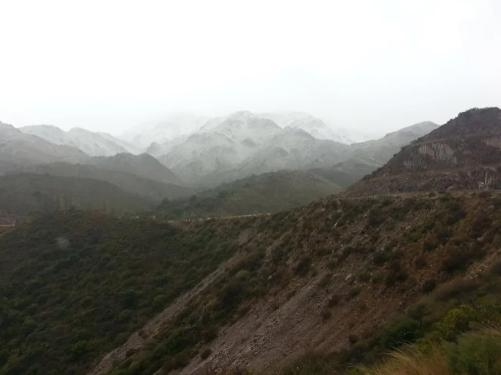 Este martes pudo observarse acumulacón de nieve en la zona alta de las Sierras Centrales.
