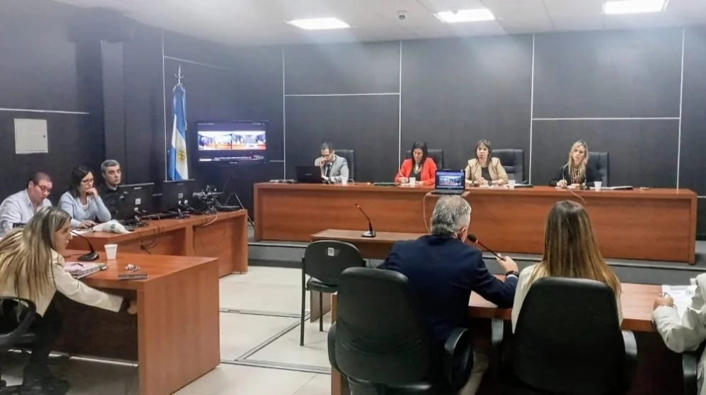 Testigos complican al empleado de un club de golf acusado de abusar de un nene.
