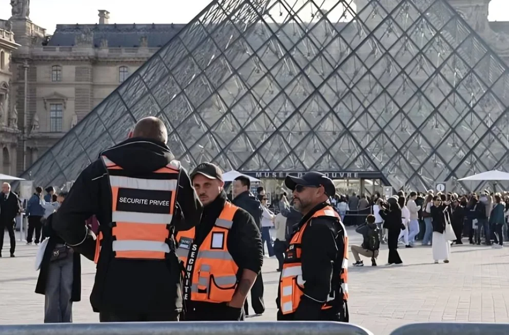 Detienen a cinco personas más en la investigación del robo de joyas en el Louvre.
