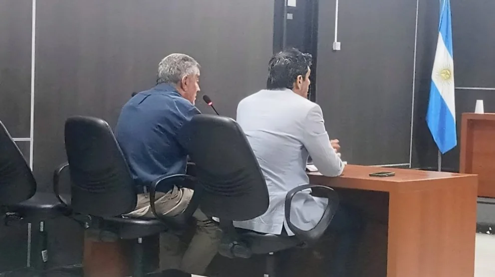 El acusado junto a su abogado el lunes 20, cuando empezaría a ser juzgado.
