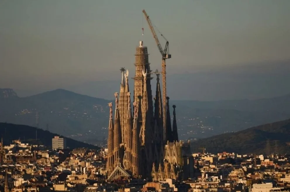 Vista de la basílica de la Sagrada Familia, que el jueves se convirtió en la iglesia más alta del mundo después de que se colocara una sección de su torre central, el jueves 30 de octubre de 2025, en Barcelona, España.
