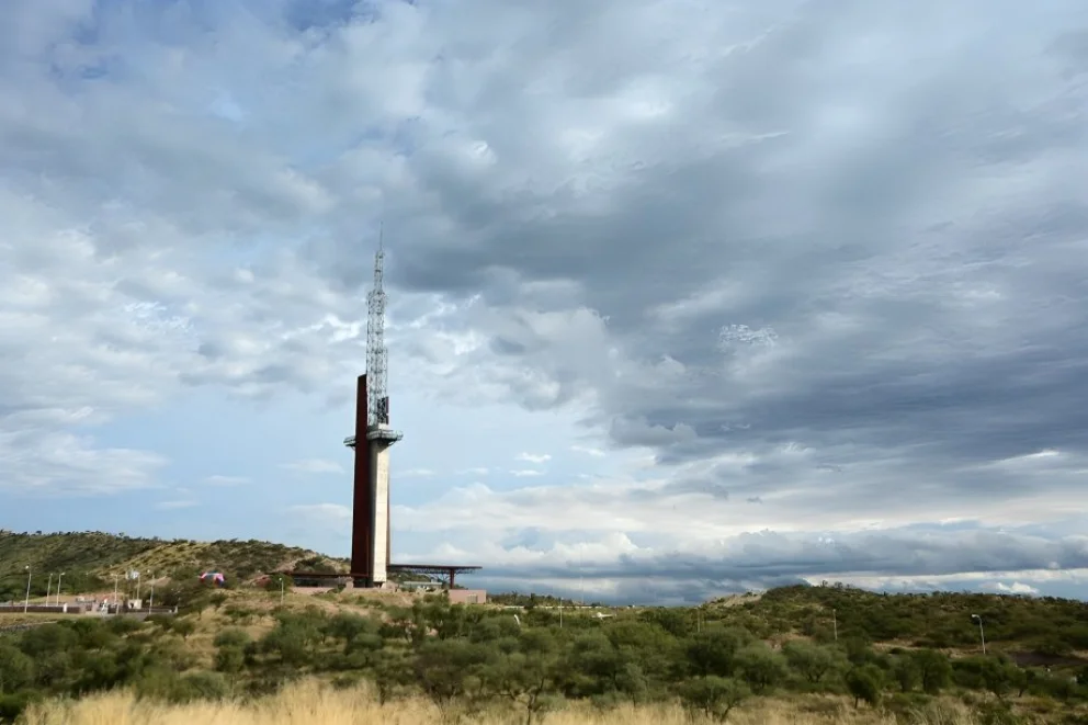 Este viernes la temperatura máxima podría alcanzar los 28°, aunque se esperan tormentas antes del anochecer.

