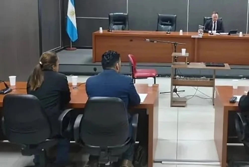 La ahora condenada (izq.) junto a su defensor cuando escuchaba el veredicto.
