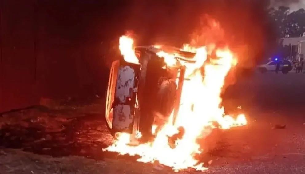 Un viejo conflicto, tiros en la calle y un auto incendiado.