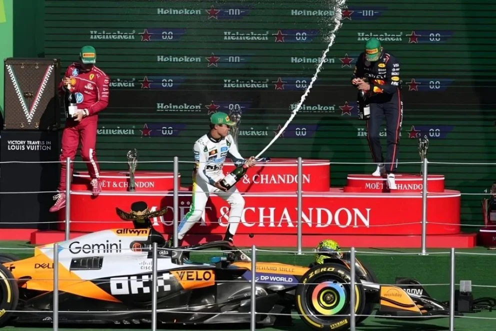 Lando Norris, centro, piloto británico de McLaren, celebra en el podio con Max Verstappen, derecha, holandés de Red Bull, y Charles Leclerc, monegasco de Ferrari, después de ganar el Gran Premio de México de Fórmula Uno, el domingo 26 de octubre de 2025.

