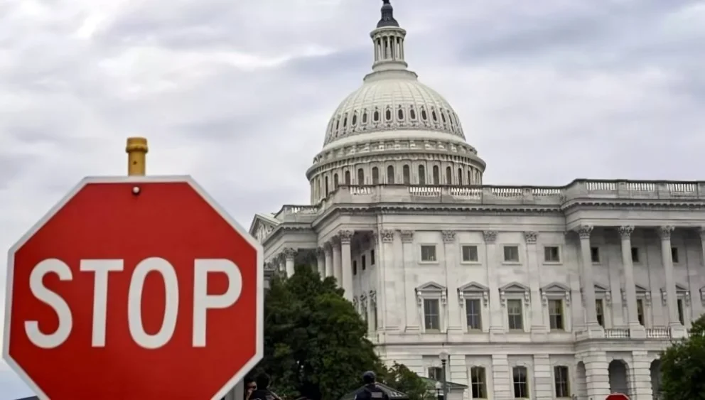 Se ve una señal de alto frente al Capitolio de los Estados Unidos, donde se realizaron las negociaciones para reabrir el Gobierno federal.

