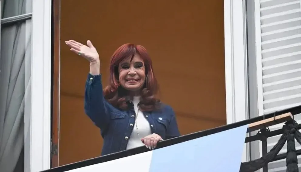 Fijó un máximo de tres visitantes por vez