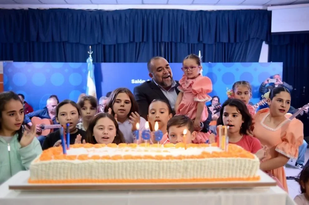 A la medianoche comenzaron los festejos por el día de la fundación. La vigilia la encabezó el intendente Maximiliano Frontera.
