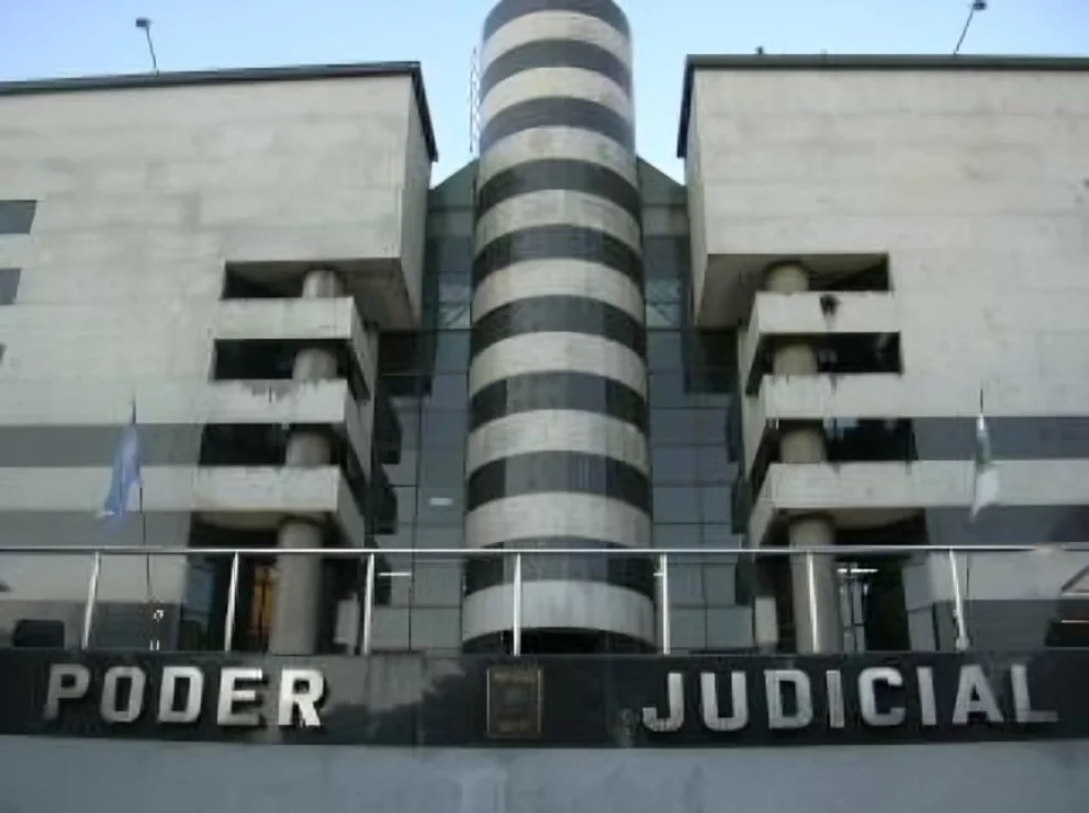 Una mujer denunció que el padre de su hijo no le permite verlo y asegura que la Justicia lo apaña

