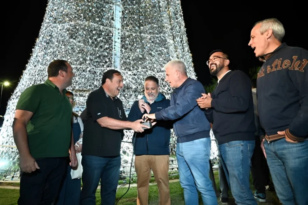 Con el acompañamiento del Gobernador, Juana Koslay encendió el ‘Árbol de tus Sueños’
