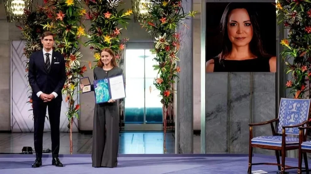 Ana Corina Sosa Machado, acepta el premio en nombre de su madre durante la ceremonia de entrega del Premio Nobel de la Paz en el Ayuntamiento de Oslo, Noruega.

