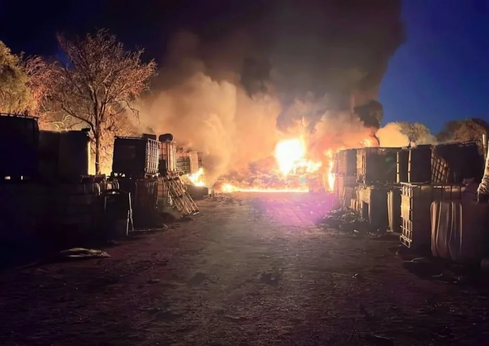 Hubo un reinició del incendio en la planta Ecochem y bomberos lograron contenerlo