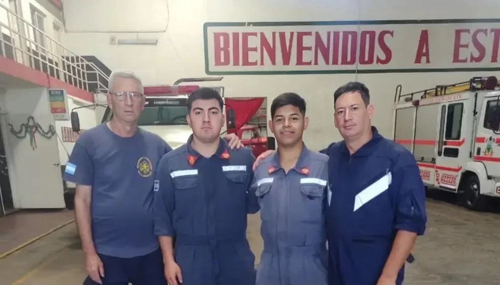 Cuatro bomberos, con una decidida labor, le salvaron la vida a un hombre
