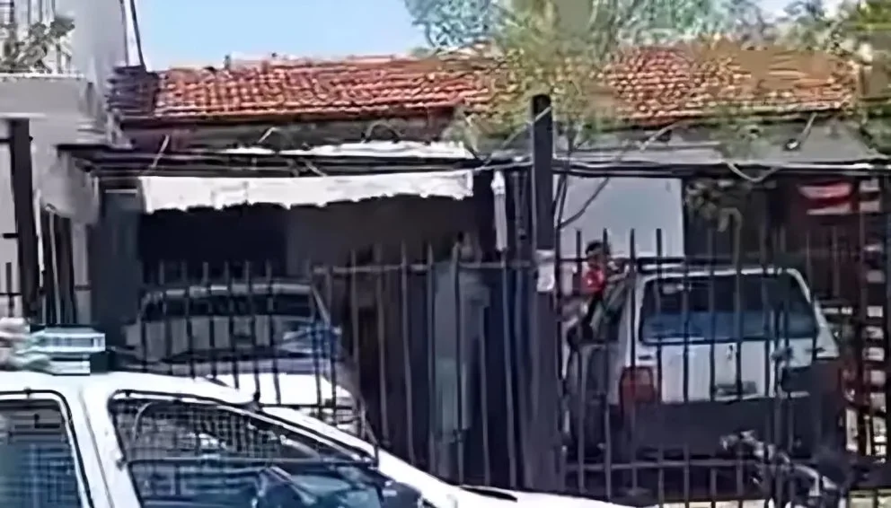 En una persecución, una pareja casi mata a un hombre que se refugió en una casa