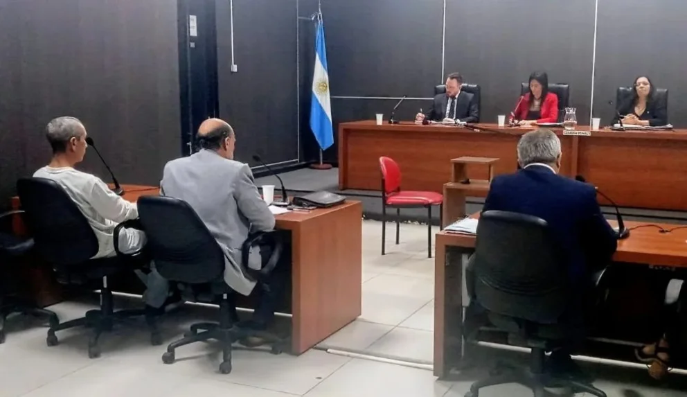Audiencia de alegatos de este miércoles. El acusado y su abogado (izq.), el fiscal (der.) y el tribunal (al fondo).
