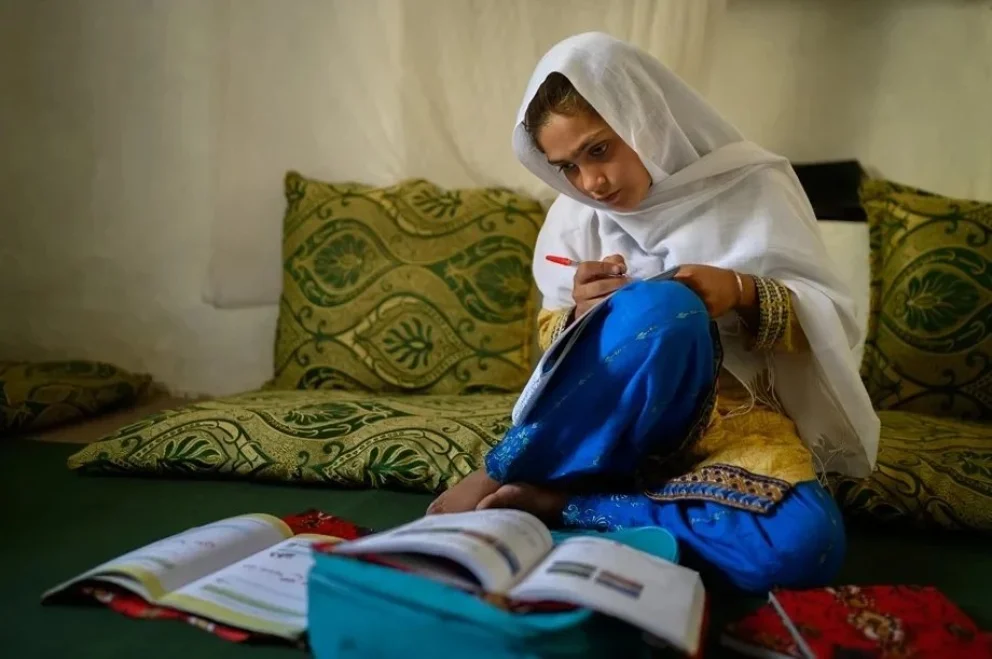 Una niña afgana estudiando en su casa ganó el premio Unicef a la mejor foto del año
