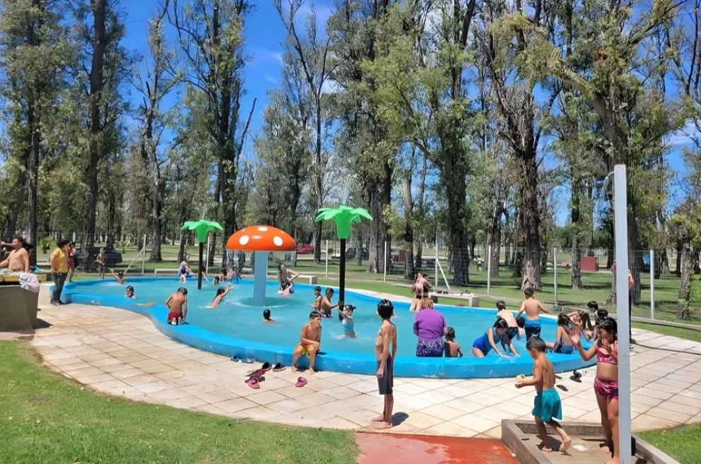 Piletas, ríos y espacios verdes para disfrutar en familia este verano en Villa Mercedes.
