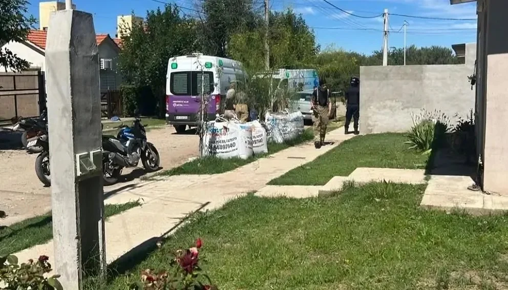 Un hombre muerto y una mujer gravemente herida en una casa de Merlo