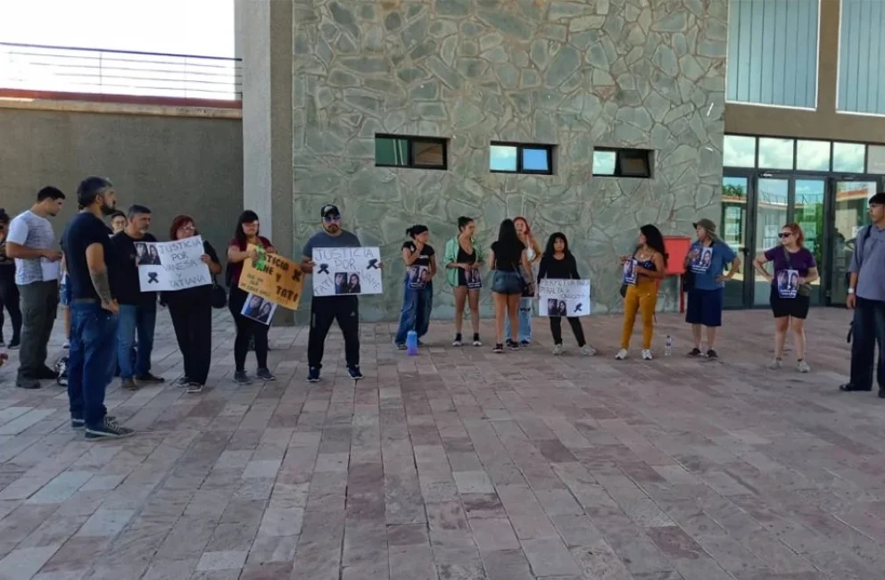 Se reunieron en la plaza Pedernera y marchar después hacia el edificio del Poder Judicial.
