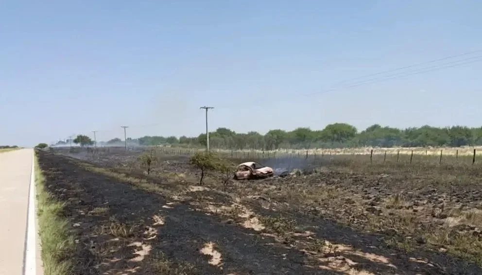 Vuelco e incendio de un automóvil: dos heridos
