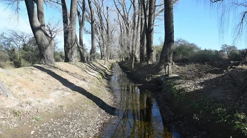 En 6 meses limpiaron más de 30 mil metros de canales pluviales en Villa Mercedes.
