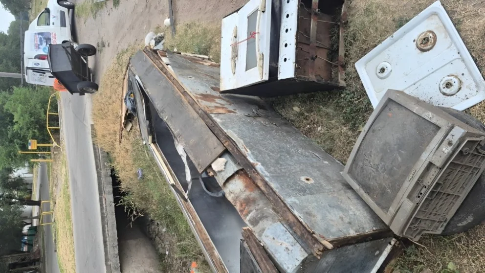 Encontraron “una casa” tirada en uno de los desagües principales de Villa Mercedes

