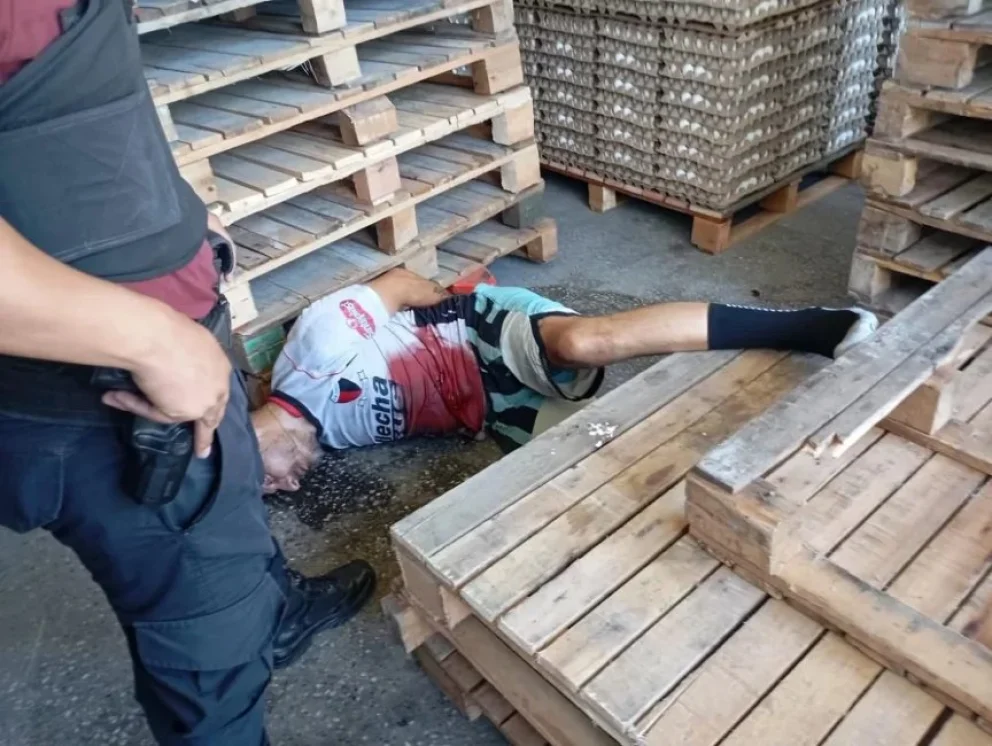 Un policía retirado asesinó a un delincuente durante un robo en un depósito
