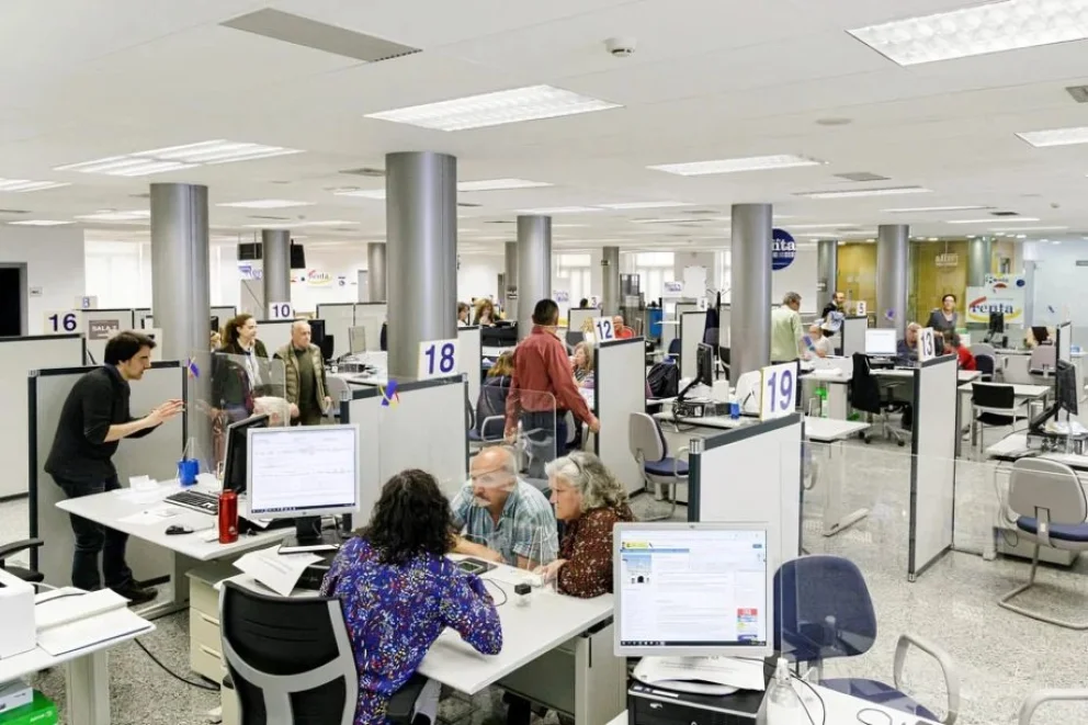 Las oficinas cobran vida con el regreso de la fuerza laboral a ocupar los puestos que antes cubrían online.
