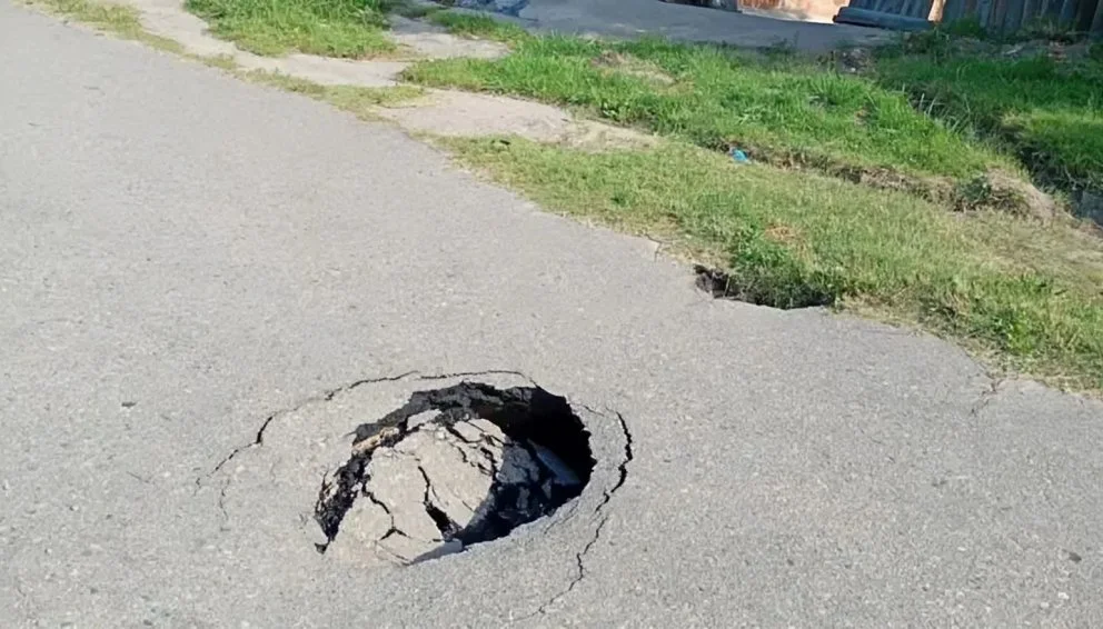 Un peligroso pozo en la avenida turística más transitada de San Luis
