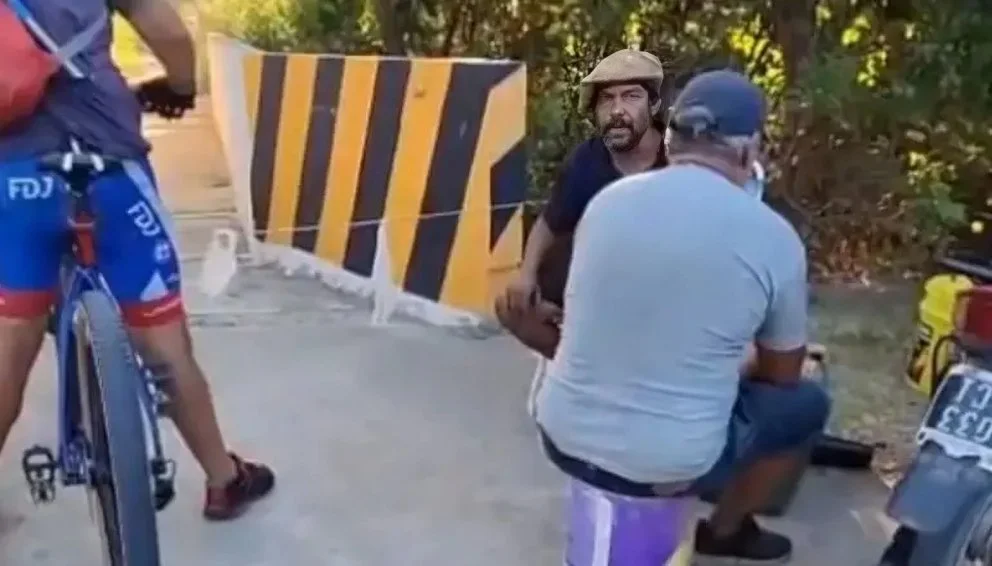 Un peaje bien caserito en Villa Mercedes: “Si no pagan, no pasan”
