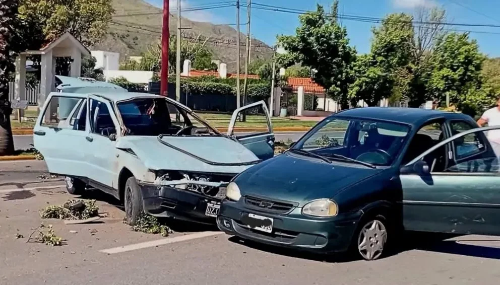 En el mismo sentido, chocaron dos autos y quedaron en el carril contrario
