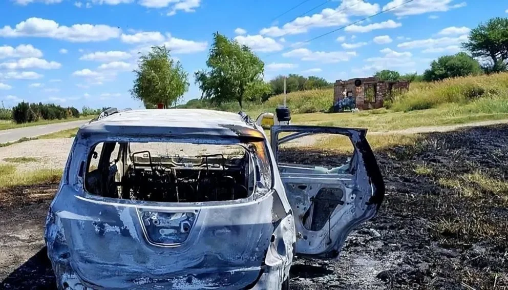Un vehículo quedó reducido a chatarra por un incendio
