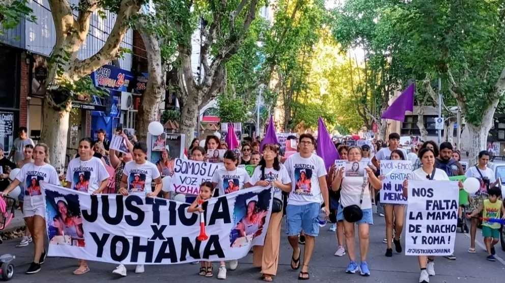 Frente a la Municipalidad se detuvieron unos minutos y no dejaron de gritar "¡Gatica femicida!".
