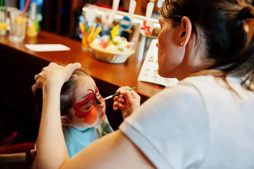 Maquillajes y perfumes infantiles.
