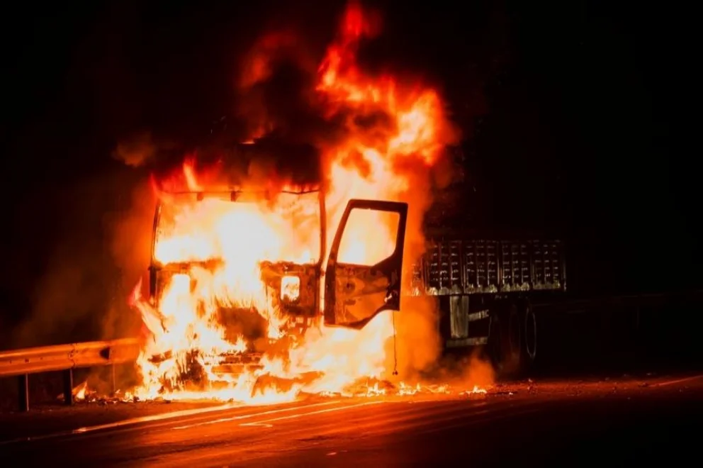 La Tranca: un camión que transportaba cartón se incendió por completo.
