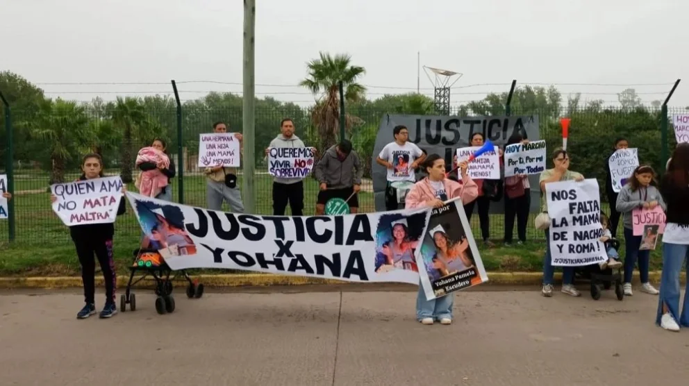 Pidieron justicia por Yohana, pero no nombraron a su pareja, a quien consideran su femicida porque les impusieron un “bozal” legal
