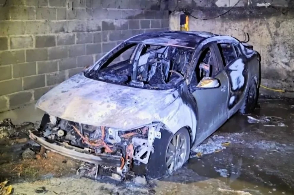Se incendió un auto dentro del garage de una casa: las pérdidas fueron totales