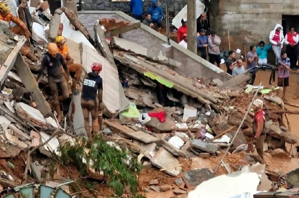 Las precipitaciones ocasionaron inundaciones, deslizamientos de tierra y el colapso de viviendas en diversos barrios.
