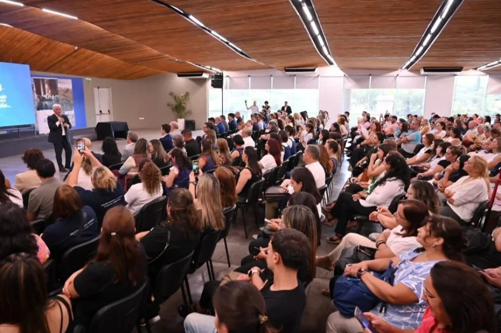 El gobernador encabezó la presentación de la Diplomatura en Inteligencia Artificial para docentes.
