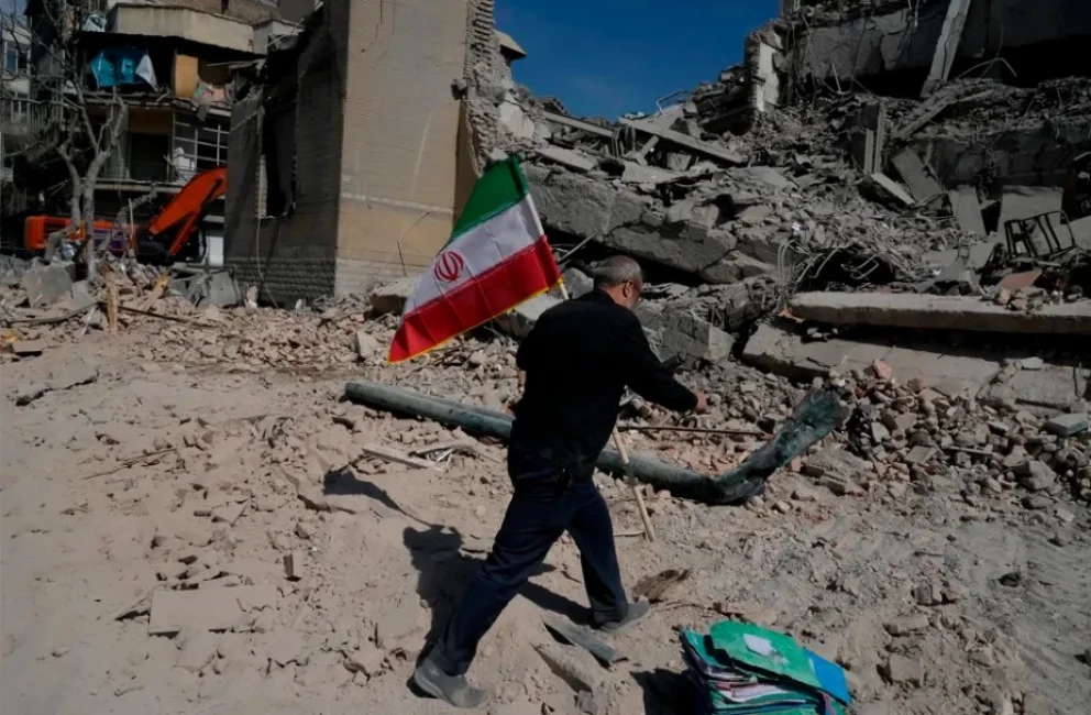 Irán lanza ataques, dice que EEUU “lamentará amargamente” hundir un buque y pide la sangre de Trump
