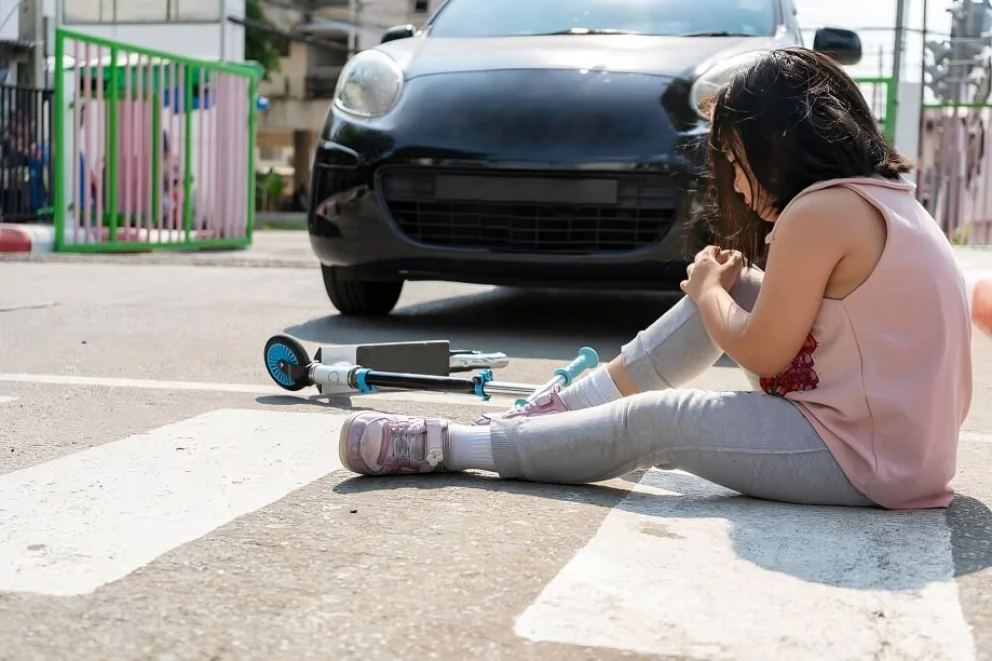Sacaba el auto del garaje y atropelló a una niña de un año
