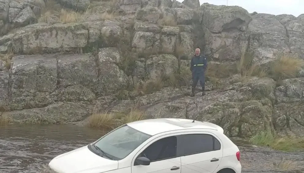 Un hombre y su hijo se salvaron de morir ahogados

