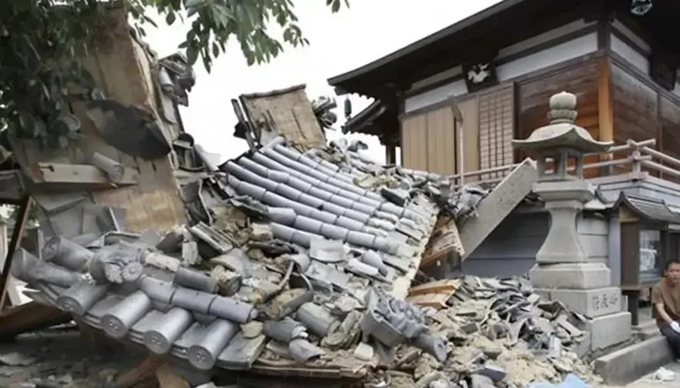 Tres muertos y 300 heridos por un terremoto en Japón

