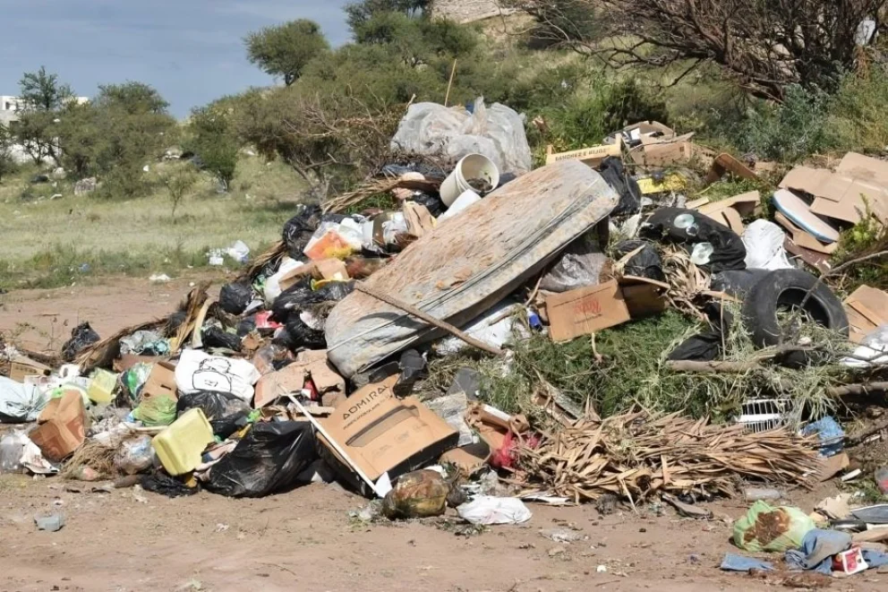 La Municipalidad instalará cámaras para detectar a quienes arrojen basura en la vía pública.
