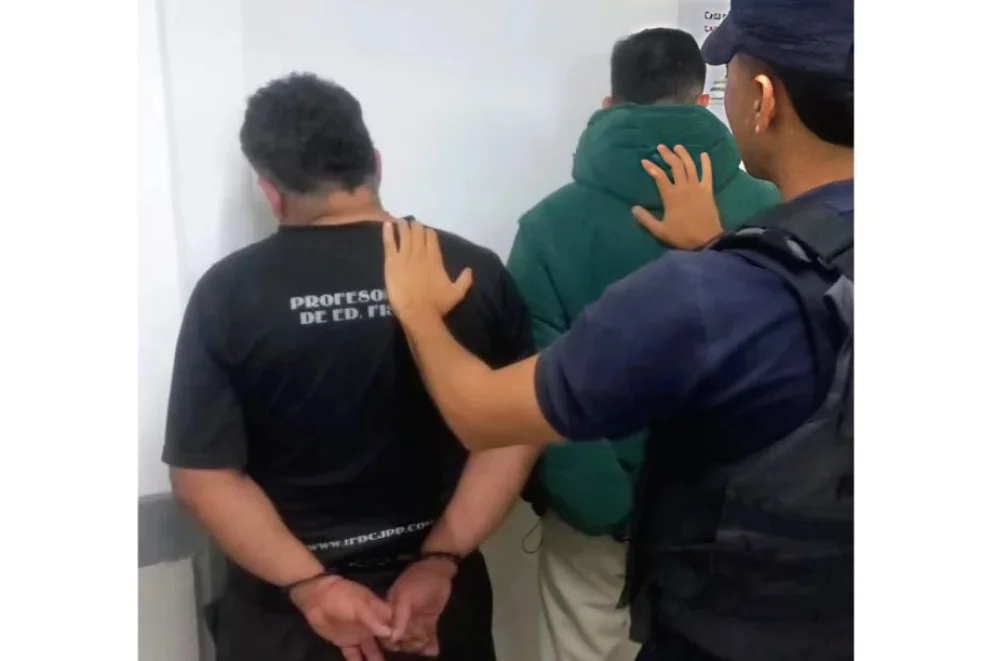 Pidieron bebidas en un bar por $135 mil, se fueron sin pagar y terminaron demorados
