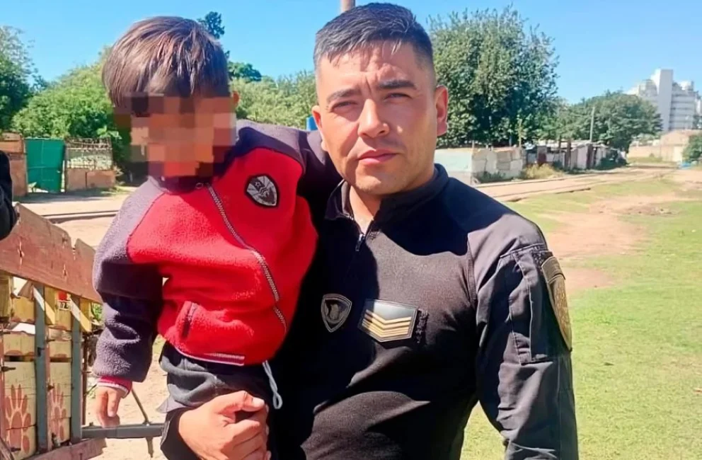 Un policía rescató a un menor antes de ser arrollado por un tren de carga